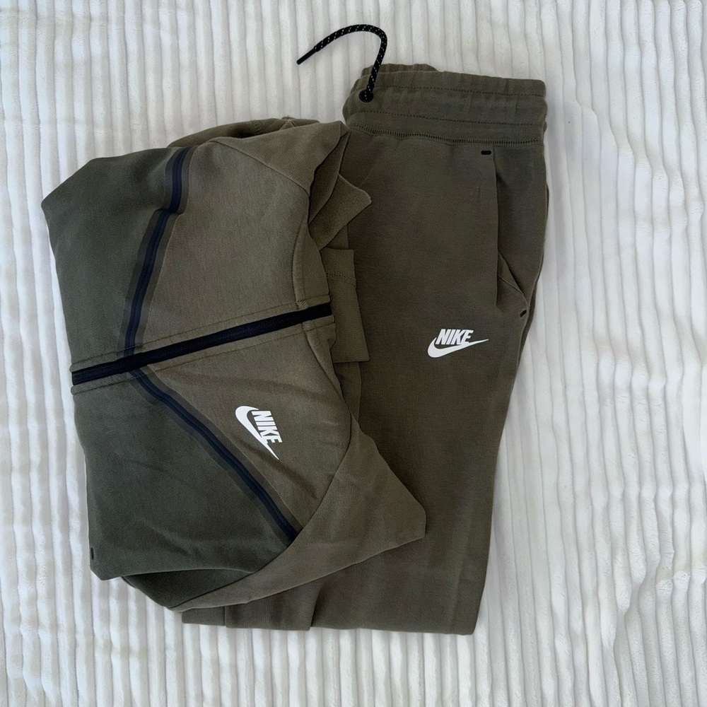 Nike Tech Suit Women’s Medium Olive green